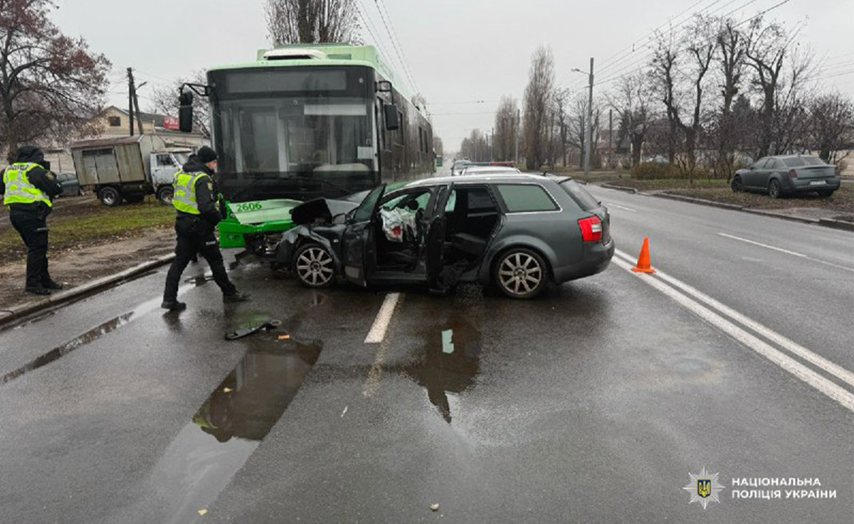 У Харкові сталася ДТП з тролейбусом №3: є постраждалі