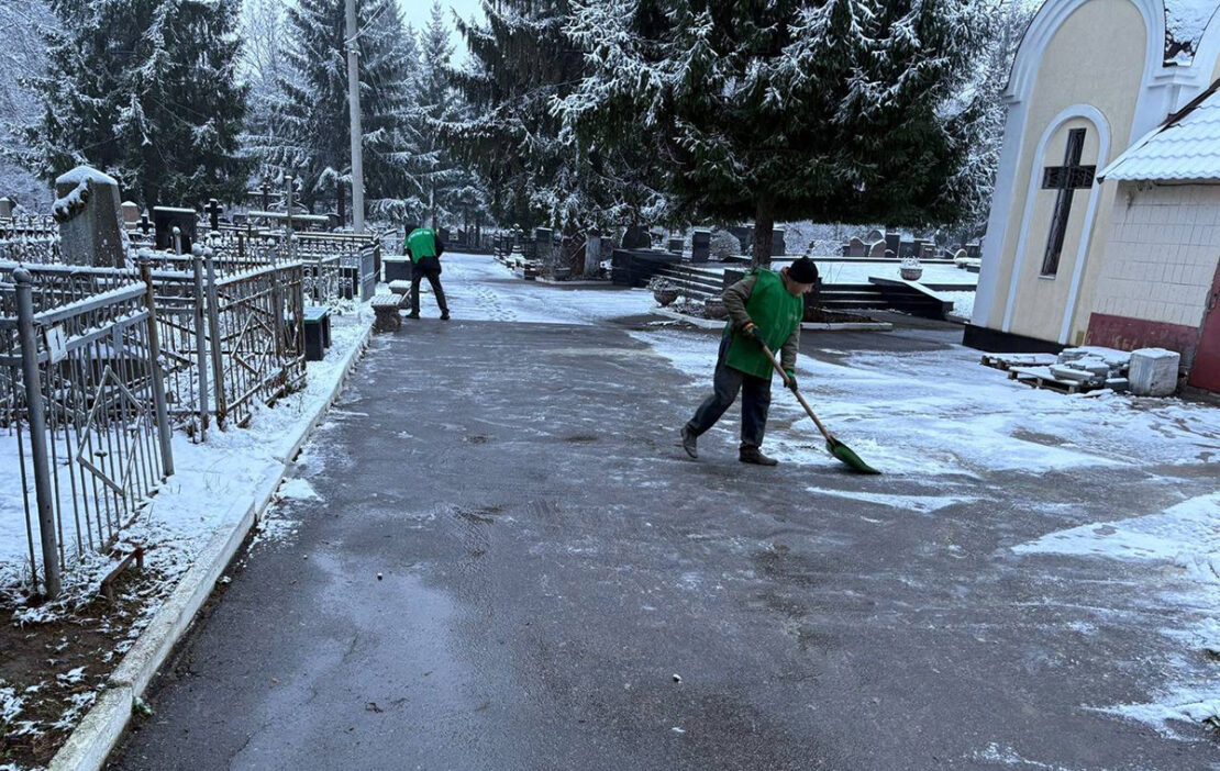 З кладовищ Харкова вивезли понад 80 кубометрів сміття 