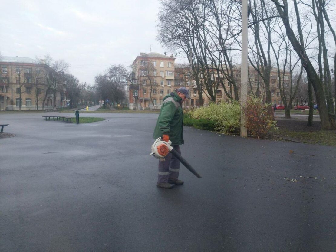 Комунальники впорядковують харківські парки (фото)