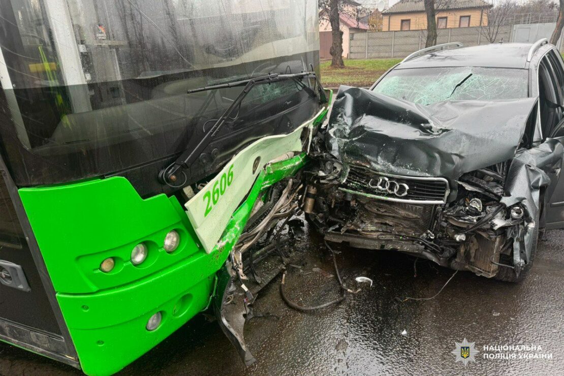 У Харкові сталася ДТП з тролейбусом: постраждали троє людей (фото)