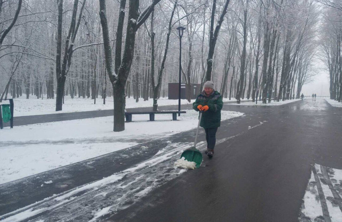 Комунальники впорядковують харківські парки (фото)