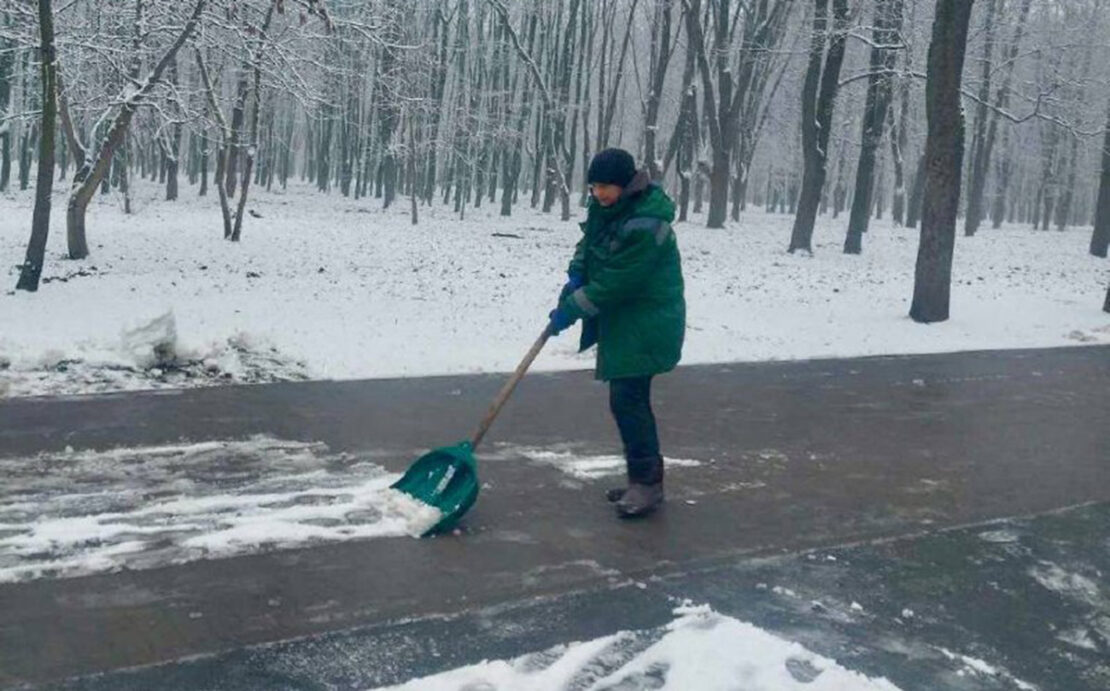 У Харкові комунальники впорядковують парки