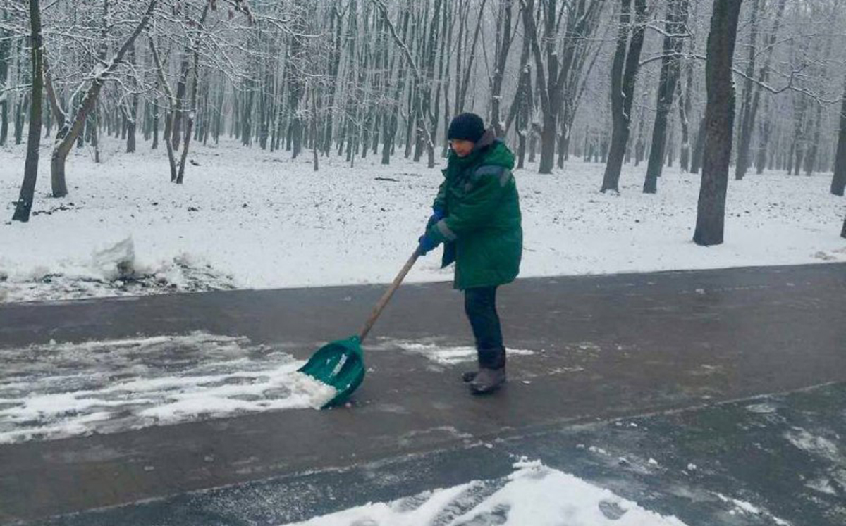 У Харкові комунальники впорядковують парки
