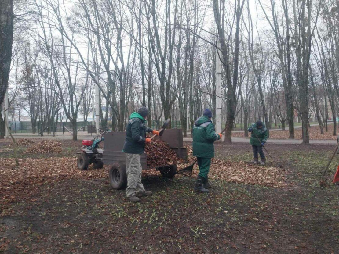 Комунальники впорядковують харківські парки (фото)