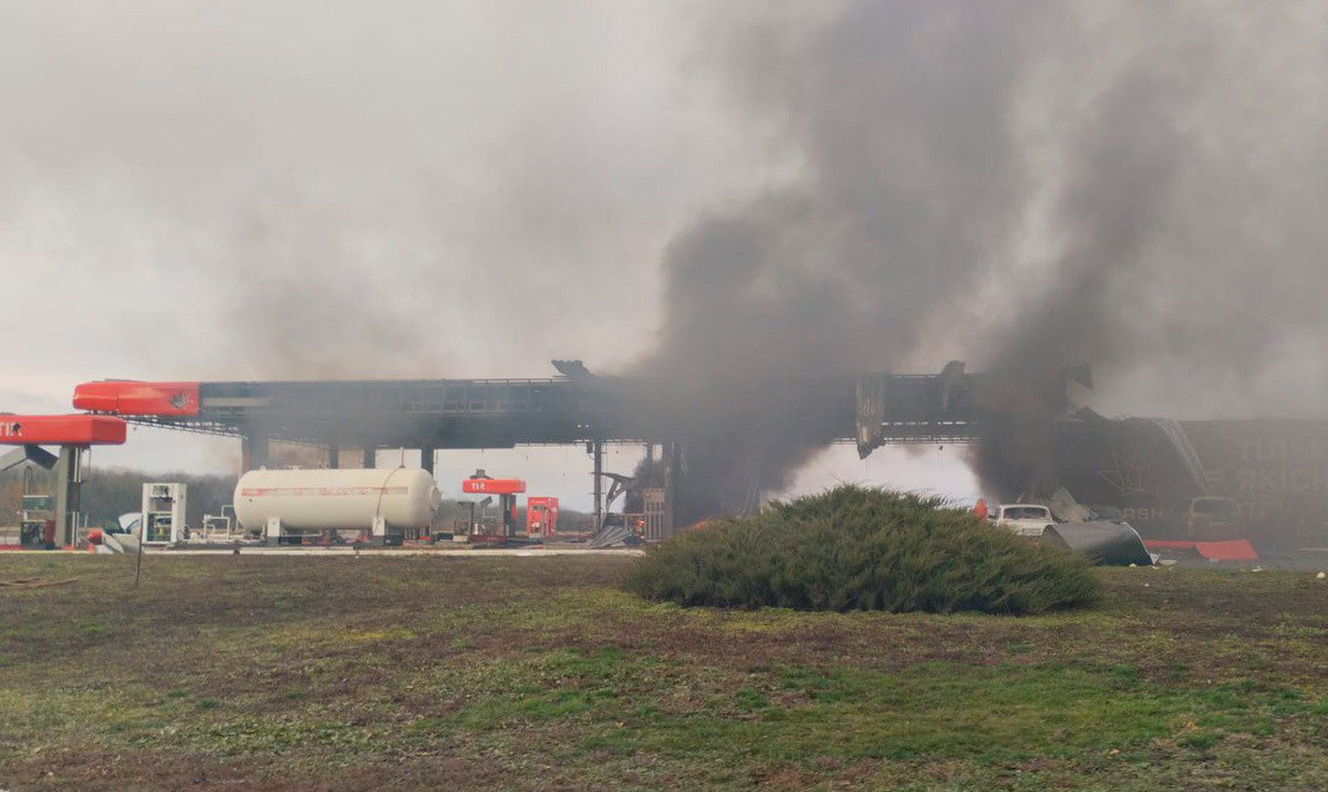 Удар по АЗС у Харківському районі: постраждали 6 людей