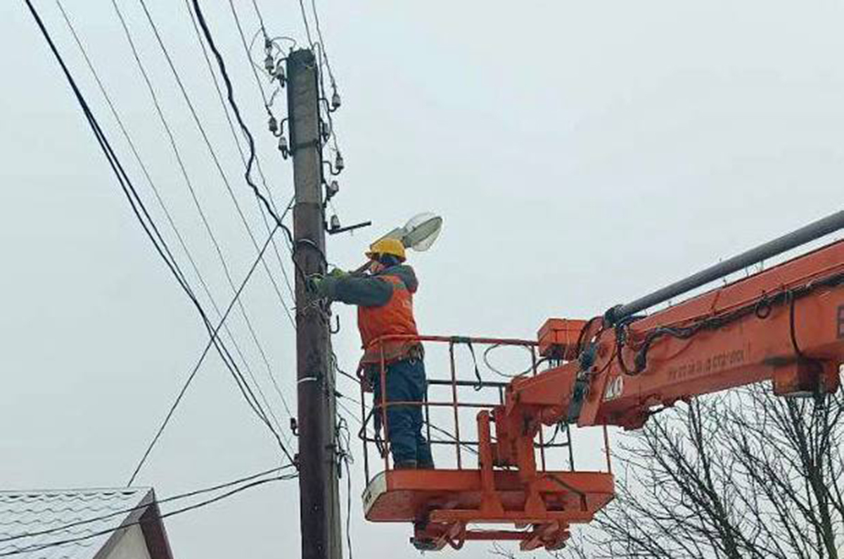 Харківські комунальники впорядковують вуличне освітлення