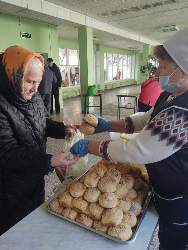 У Немишлянському районі працюють пункти видачі гарячого харчування (фото)