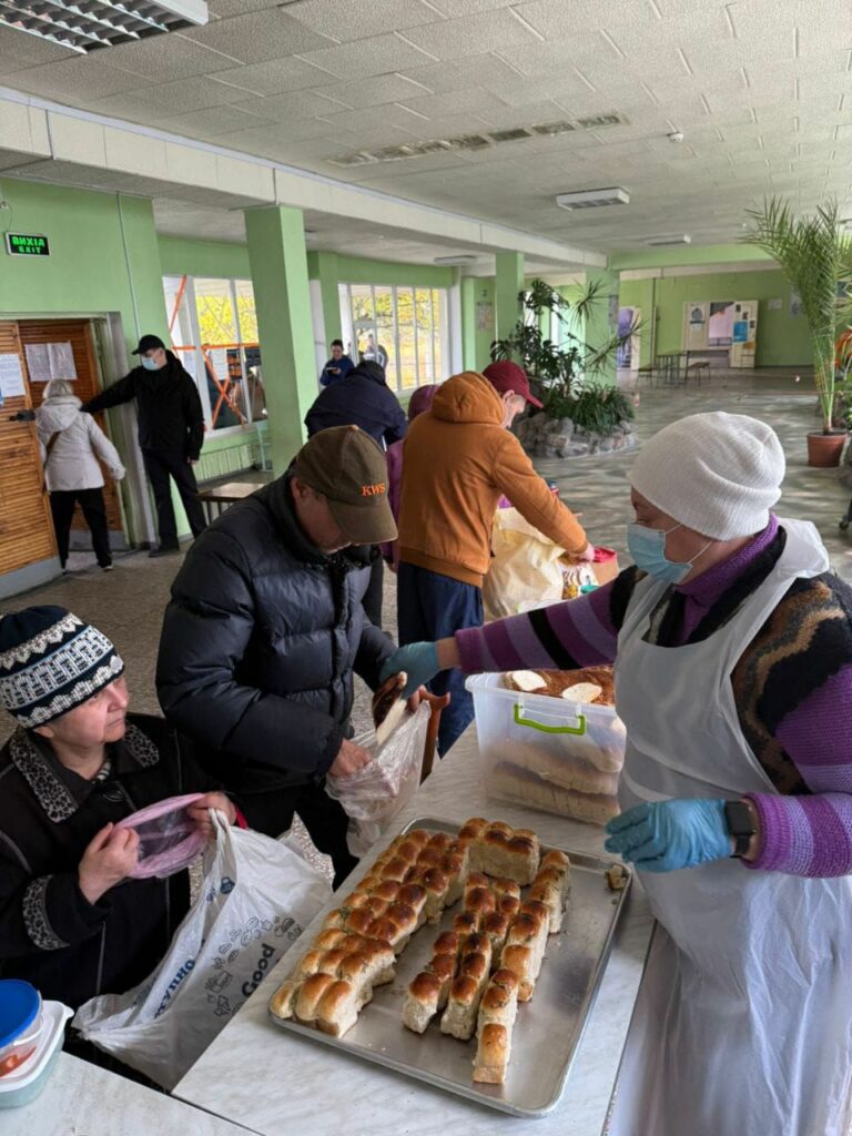 У Немишлянському районі працюють пункти видачі гарячого харчування (фото)