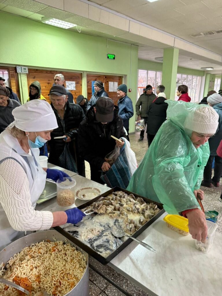 У Немишлянському районі працюють пункти видачі гарячого харчування (фото)