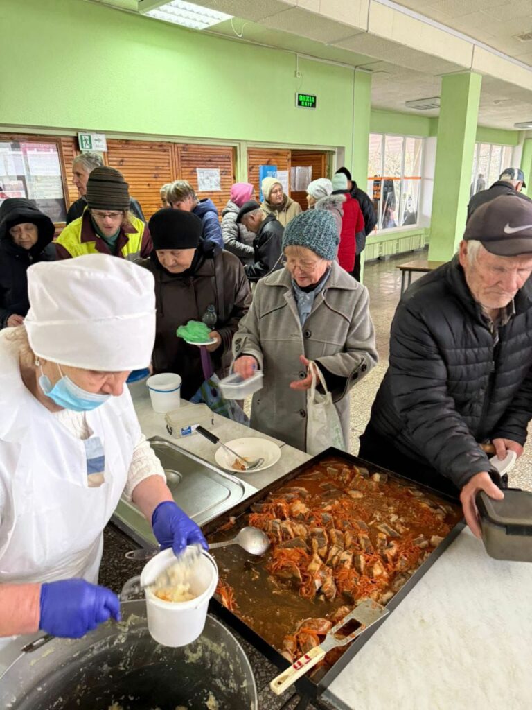 У Немишлянському районі працюють пункти видачі гарячого харчування (фото)