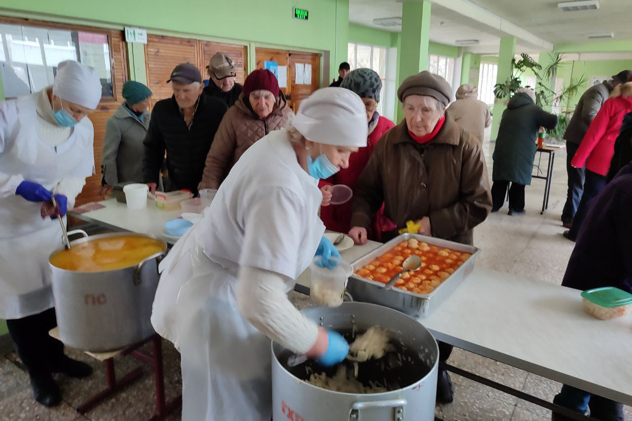 У Немишлянському районі працюють пункти видачі гарячих обідів