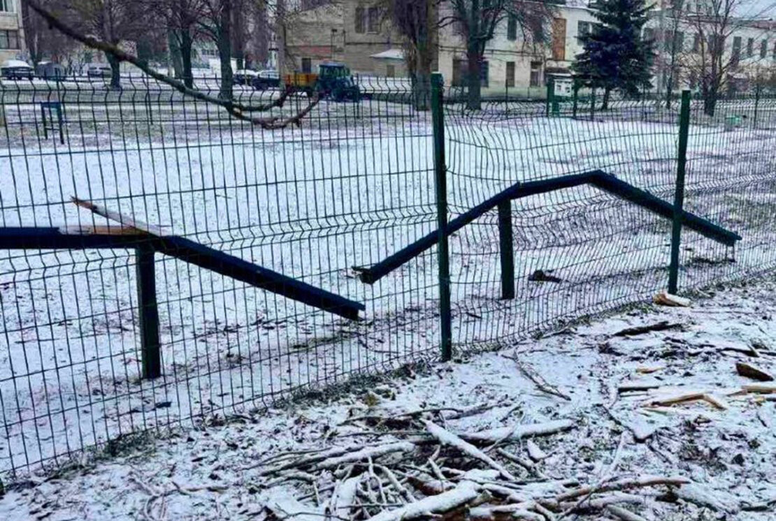 У Харкові відновили майданчик для вигулу собак після негоди