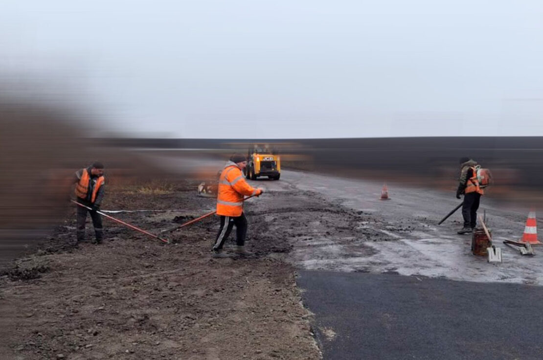 На Харківщині відновили дорогу після ракетного удару 