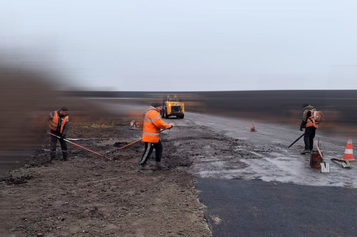 На Харківщині відновили дорогу після ракетного удару
