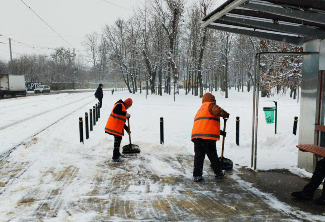 Працівники харківського метро долучились до прибирання снігу
