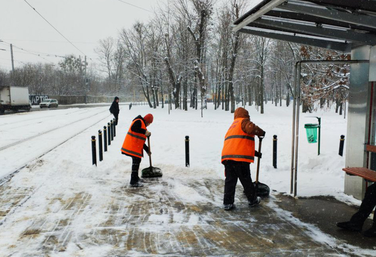 Працівники харківського метро долучились до прибирання снігу