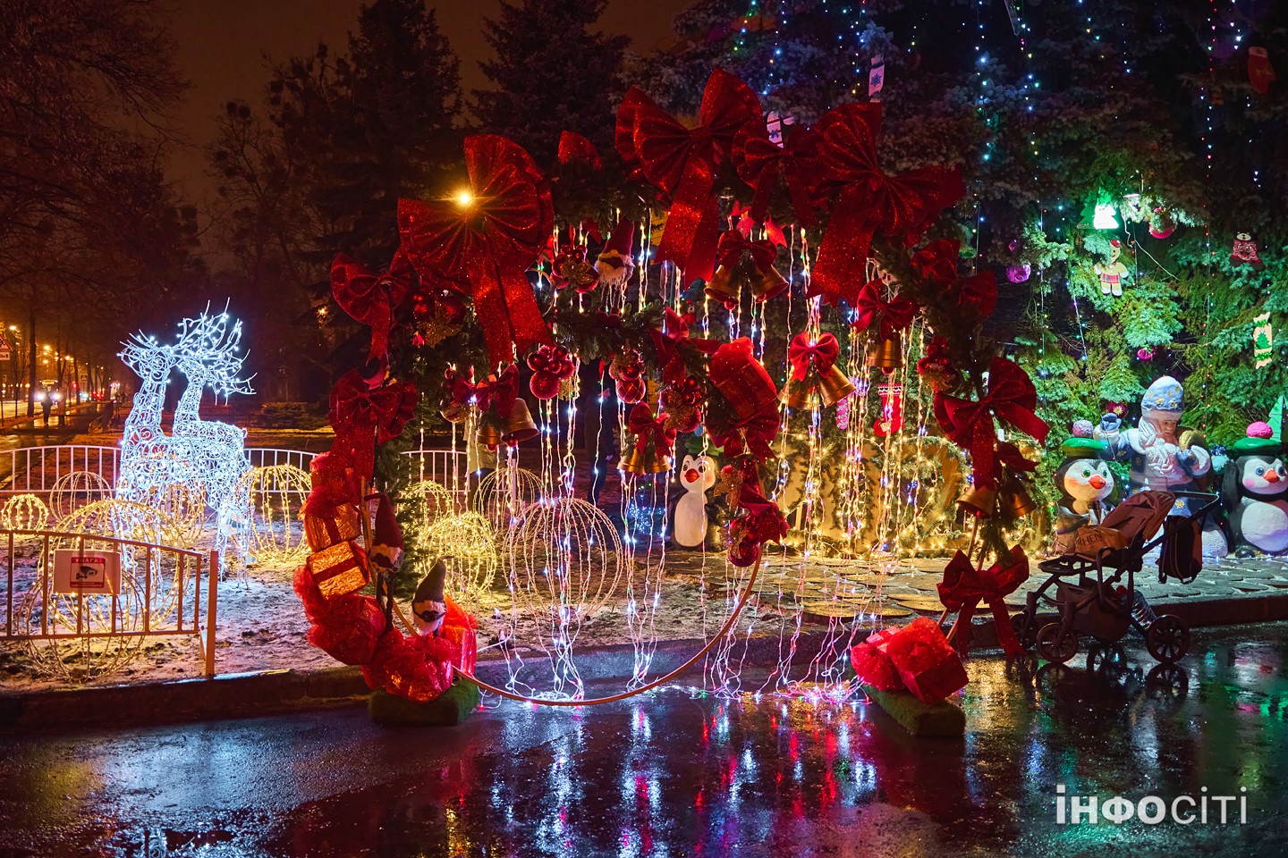 Харків прикрасили до новорічних свят - фоторепортаж