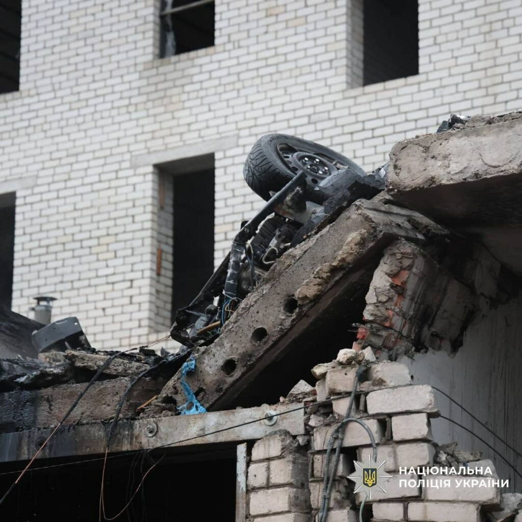 Поліція встановлює обставини вибуху у гаражному кооперативі в Харкові (фото)