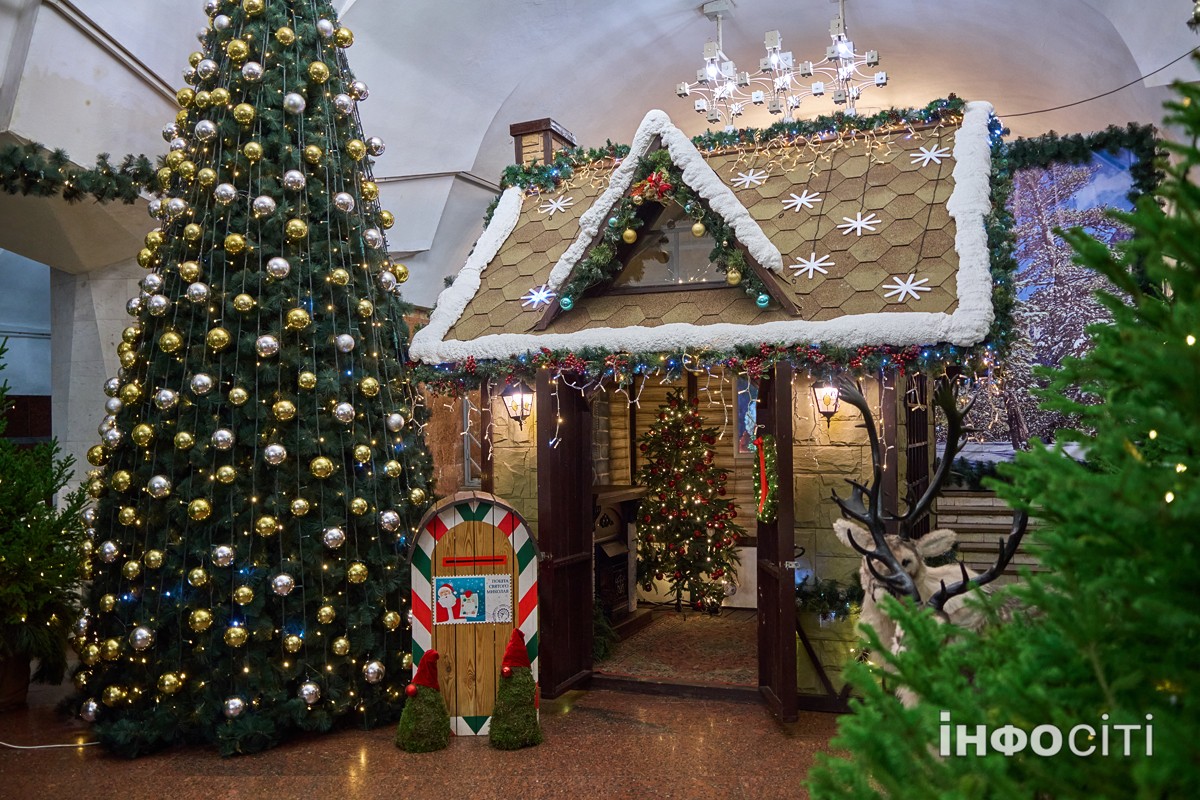 У метро Харкова з'явилася ялинка та будинок Святого Миколая