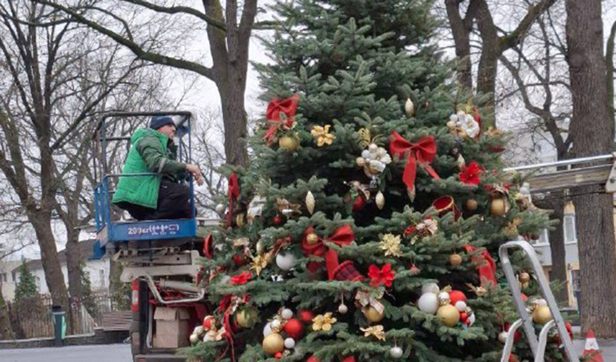 Харківські парки прикрашають до зимових свят