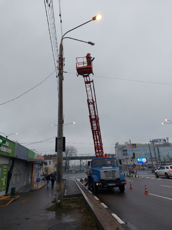 У Харкові впорядковують вуличне освітлення (фото)