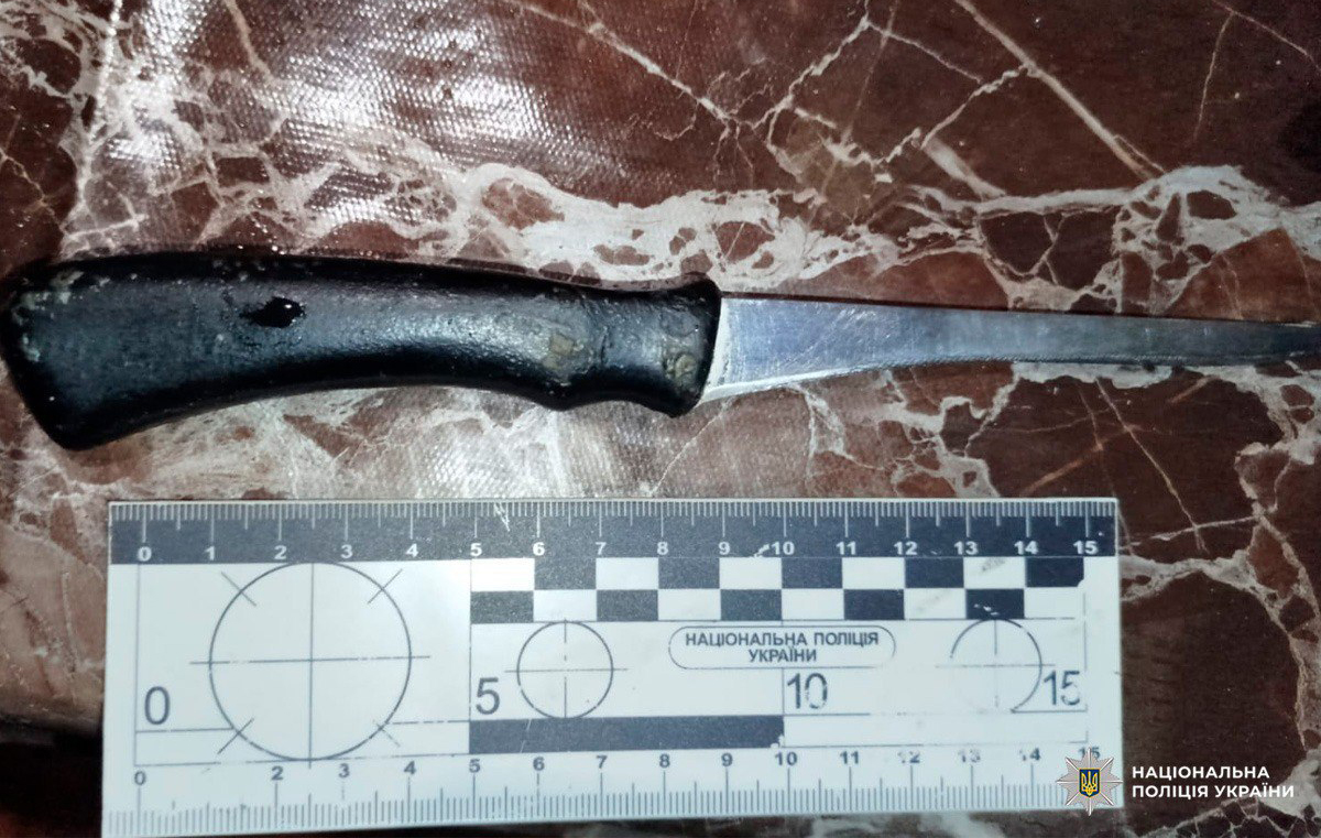 Житель Харківщини вдарив ножем у груди свого знайомого