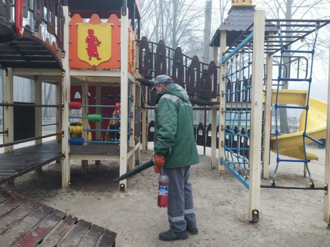 Комунальники впорядковують харківські парки (фото)