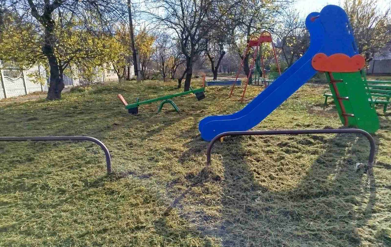 Харківські комунальники впорядковують дитячі майданчики