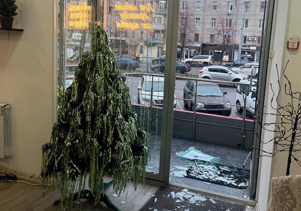 У Харкові хуліган розбив вітрину квіткового магазину