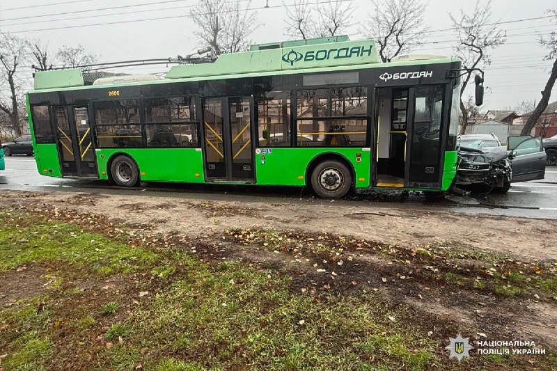 У Харкові сталася ДТП з тролейбусом: постраждали троє людей (фото)