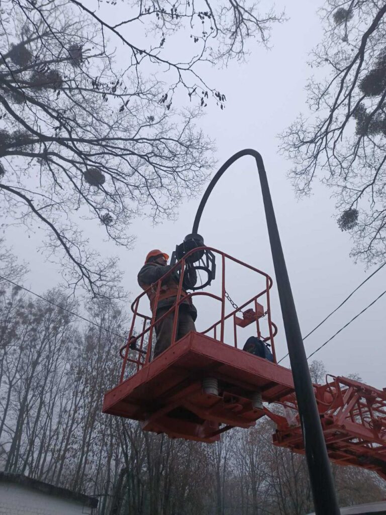 У Харкові впорядковують вуличне освітлення (фото)