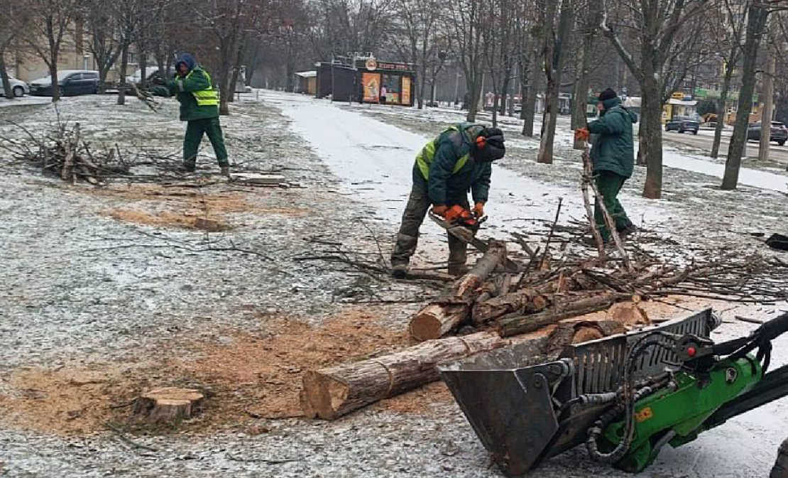 У Харкові продовжують усувати наслідки буревію у ніч на 13 грудня