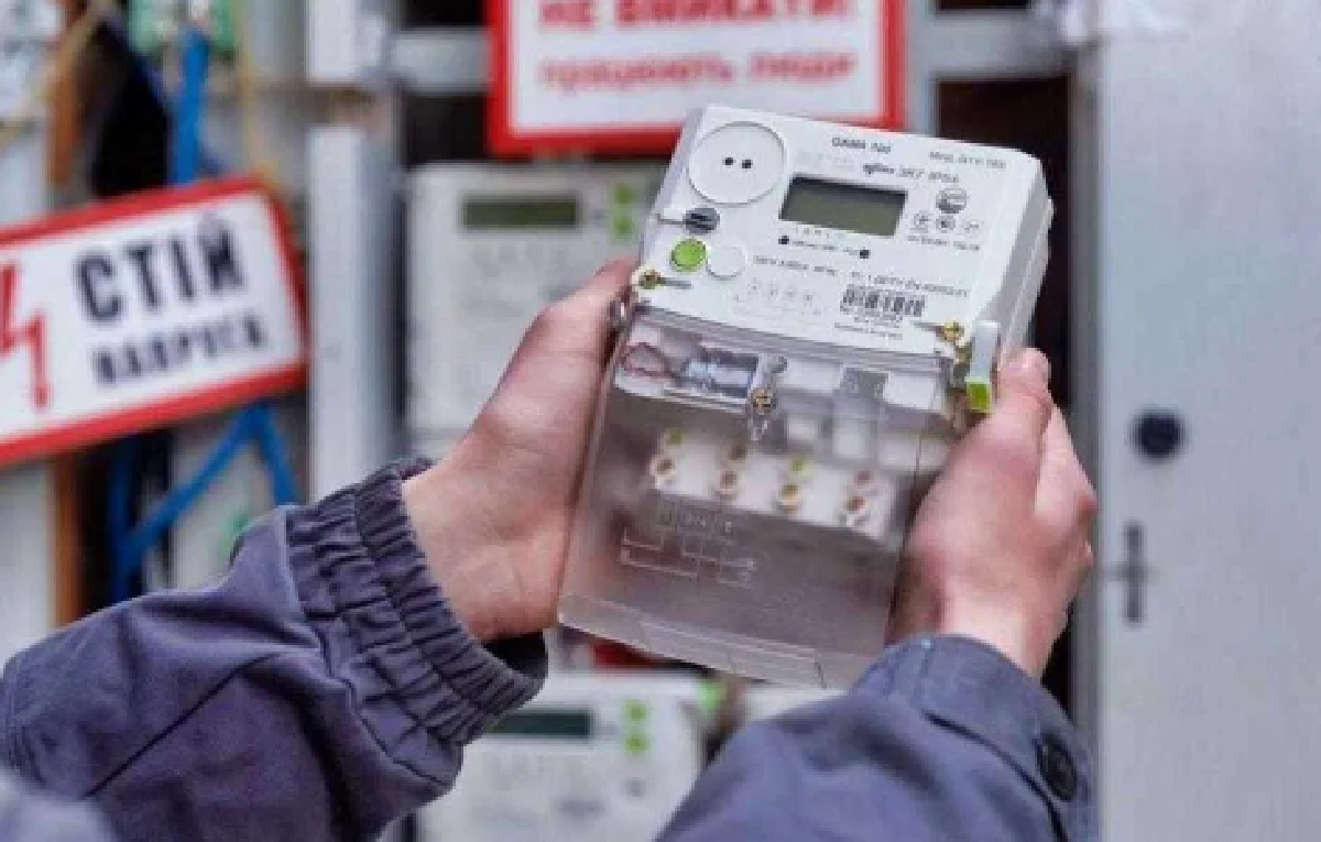 Жителям Харкова замінюють старі лічильники електроенергії на сучасні