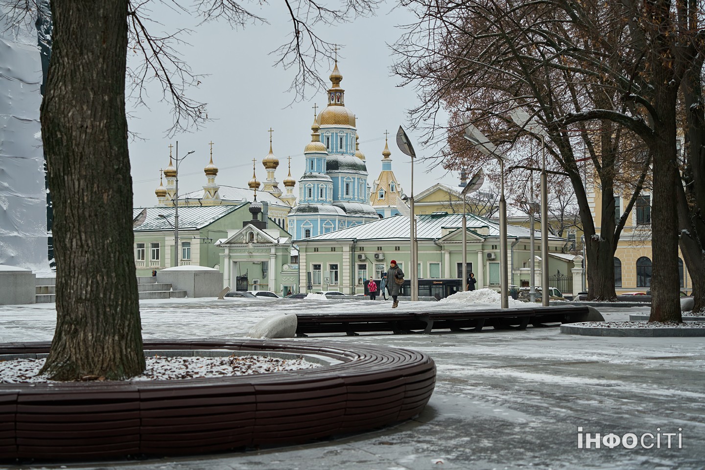 Центр Харкова засипало снігом - фоторепортаж