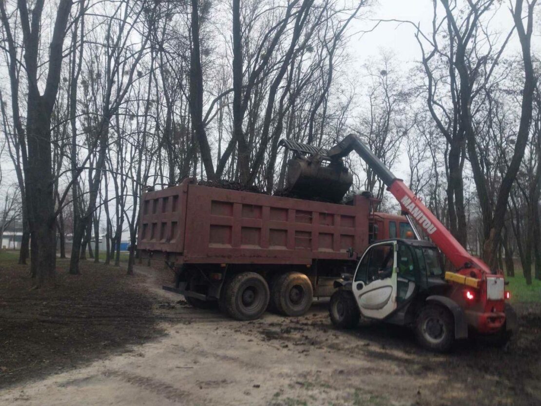 Комунальники впорядковують харківські парки (фото)