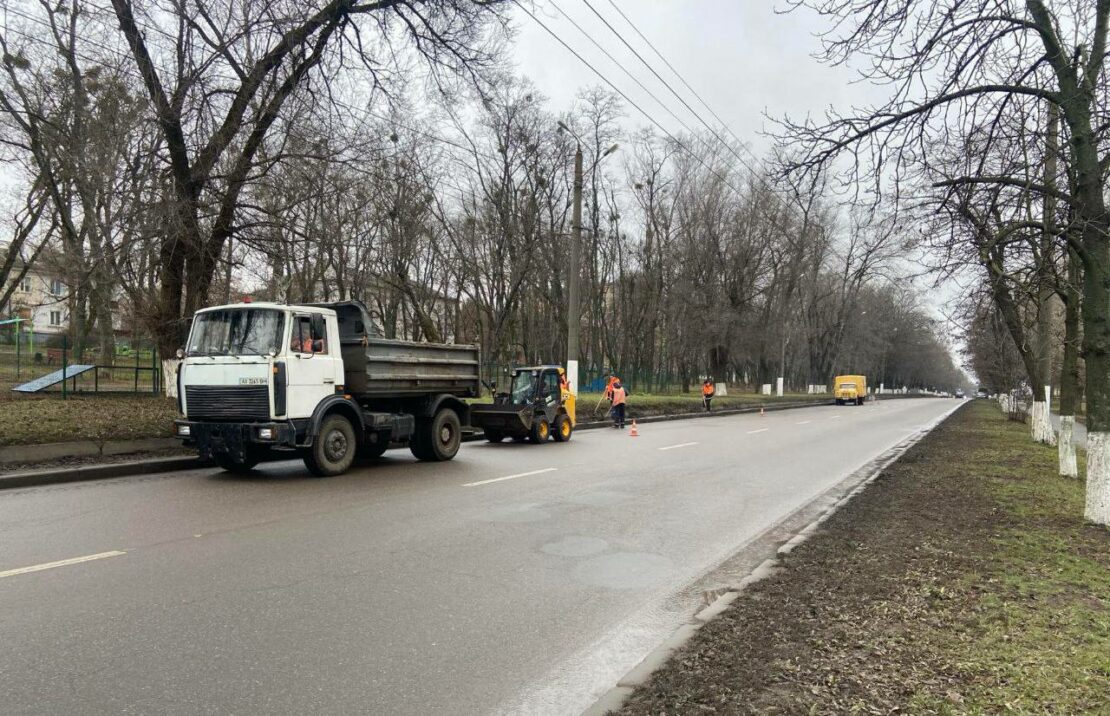 З Харкова вивезли понад 300 кубометрів змету та сміття