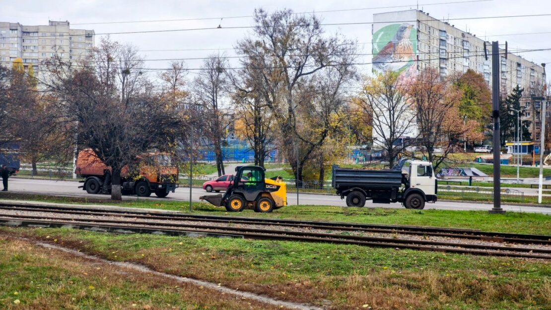 З Харкова вивезли понад 100 тисяч кубометрів опалого листя (фото)
