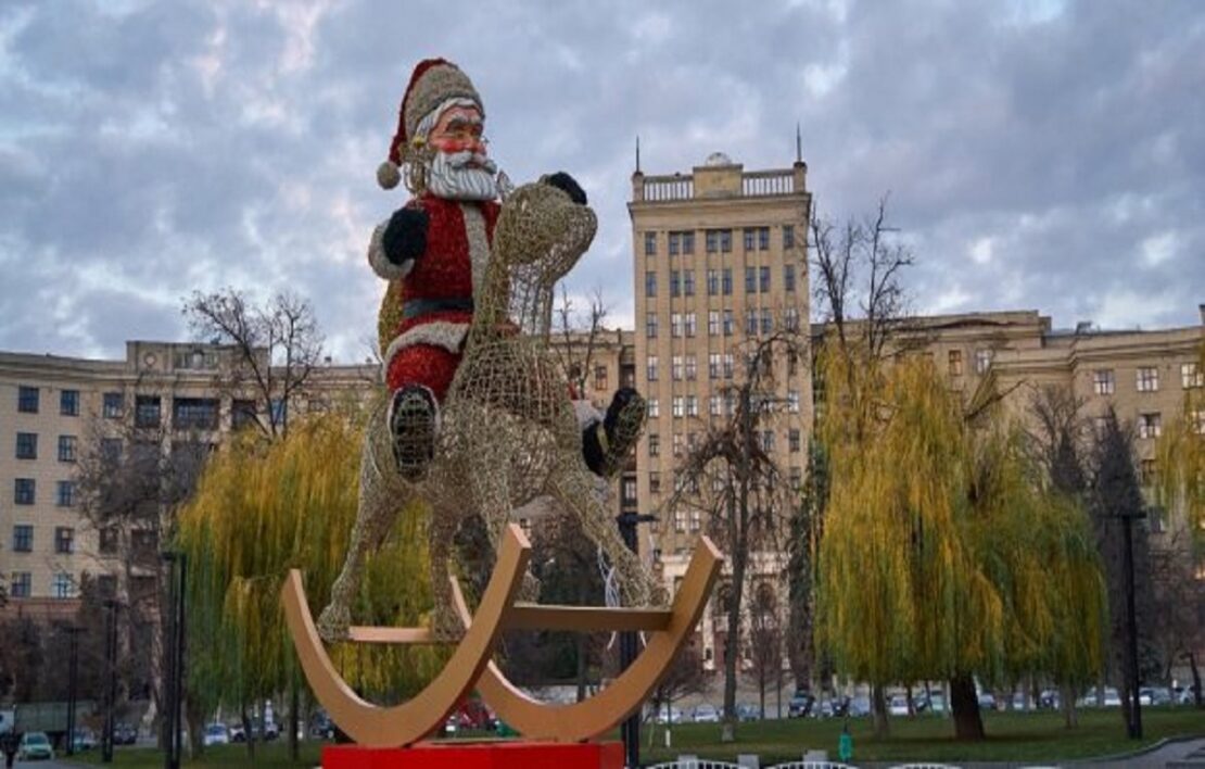 У Харкові продовжують встановлювати різдвяні та новорічні декорації