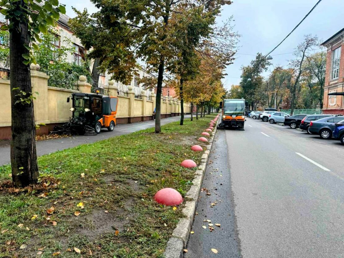 З Харкова вивезли понад 100 тисяч кубометрів опалого листя (фото)
