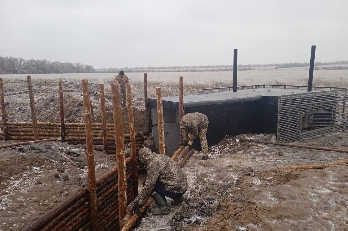 Харків продовжує допомагати військовим у будівництві фортифікацій