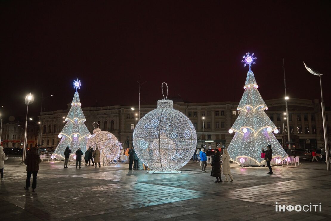 У Харкові засяяла святкова ілюмінація (фоторепортаж)