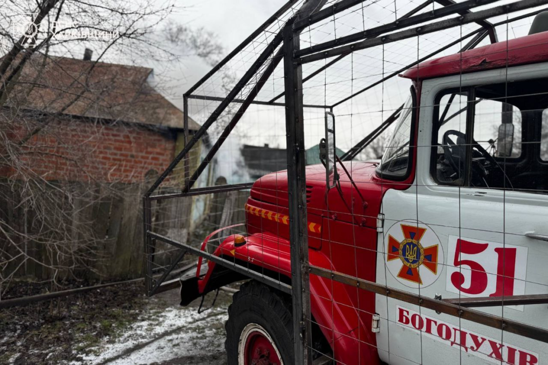 На Харківщині ліквідували пожежу у приватному будинку після ворожої атаки (фото)