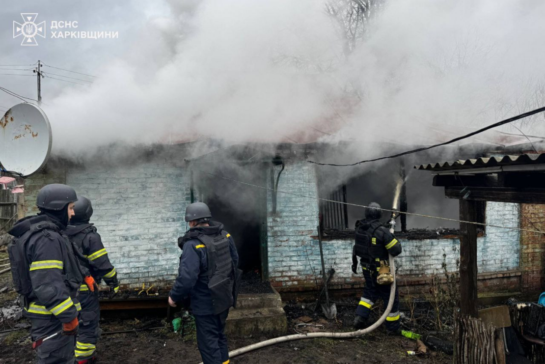 На Харківщині ліквідували пожежу у приватному будинку після ворожої атаки (фото)