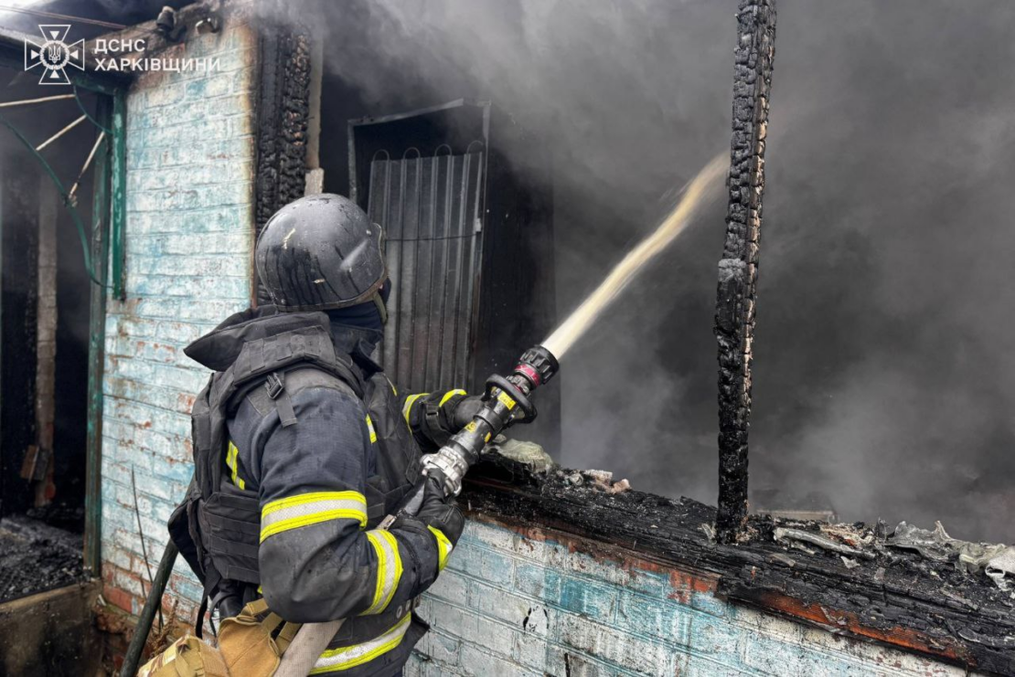 На Харківщині ліквідували пожежу у приватному будинку після ворожої атаки (фото)