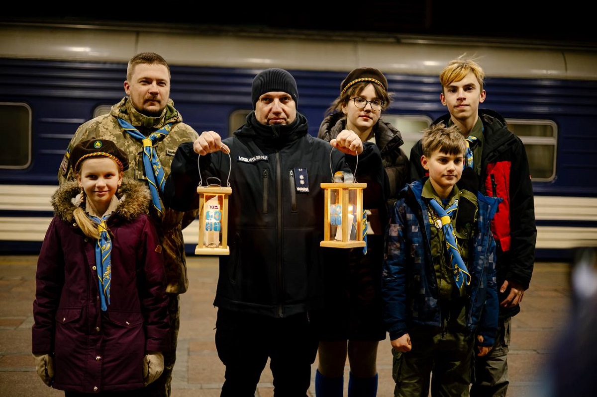 В Україну привезли Вифлеємський вогонь миру