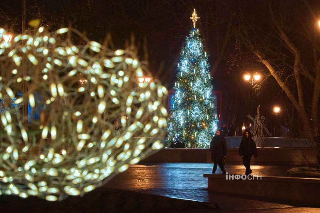 У саду Шевченка протестували новорічну ілюмінацію (фото)