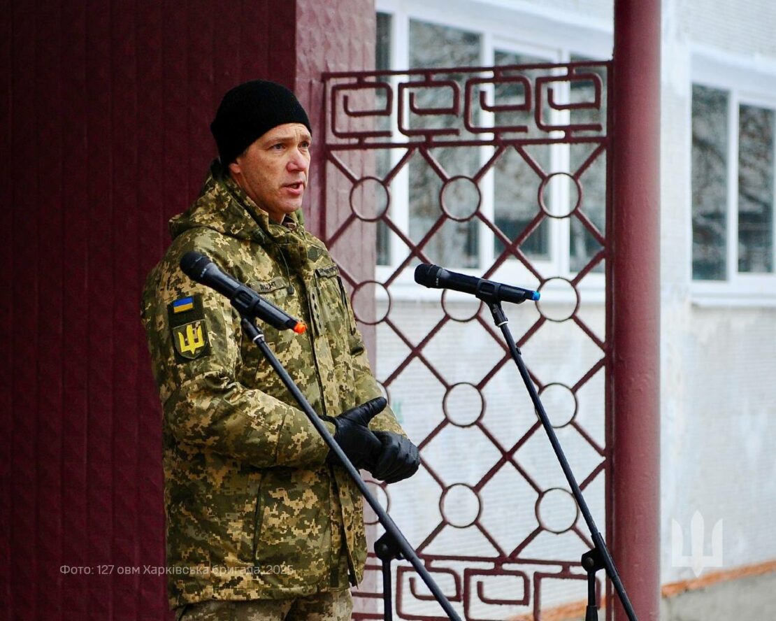 На фасаді Харківської гімназії №148 відкрили меморіальну дошку загиблому захиснику