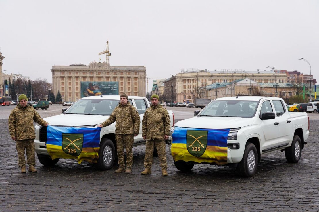 Захисникам Харківщини передали чотири пікапи (фото)