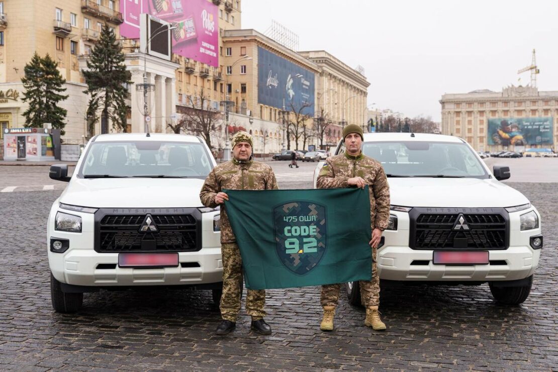 Захисникам Харківщини передали чотири пікапи (фото)
