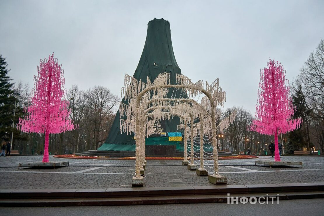 Новорічна казка ожила в саду Шевченка у Харкові (фото)